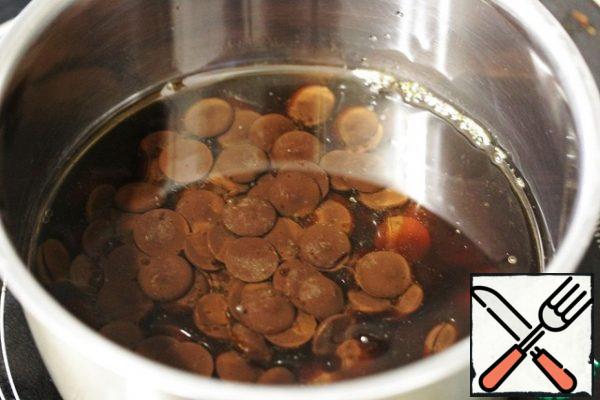 Measure out 125 ml of vegetable oil, 125 ml of black coffee and 100 g of dark chocolate. If the chocolate is not in drops, then you need to chop it into pieces. In a small saucepan, pour the coffee and vegetable oil, add the chocolate.