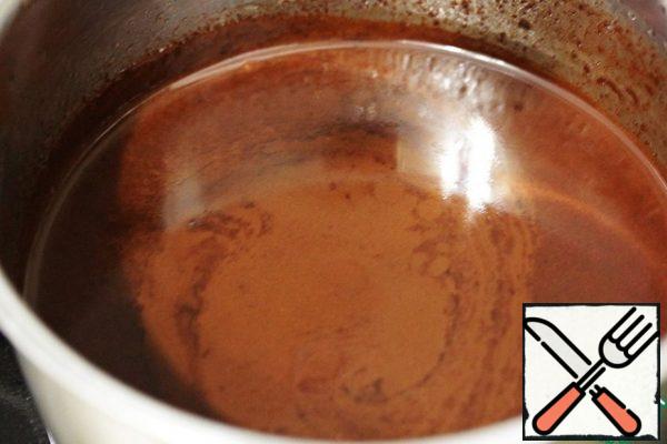 Put the pan on a low heat and, stirring constantly, heat the contents until the mass becomes uniform and shiny.
Remove the pan from the heat and allow the chocolate mass to cool to room temperature.