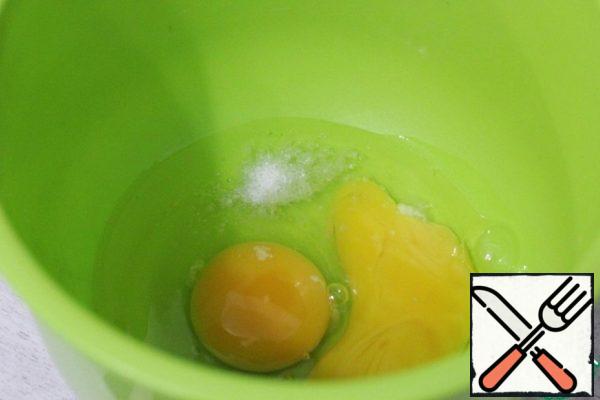 In another bowl, beat the eggs, add salt and beat lightly.