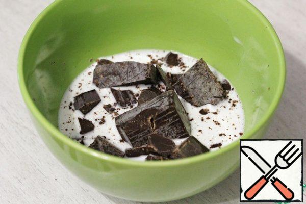 Prepare the icing by melting the chocolate and cream in a water bath or microwave (~2 minutes at 450 W, stirring every 30 seconds).