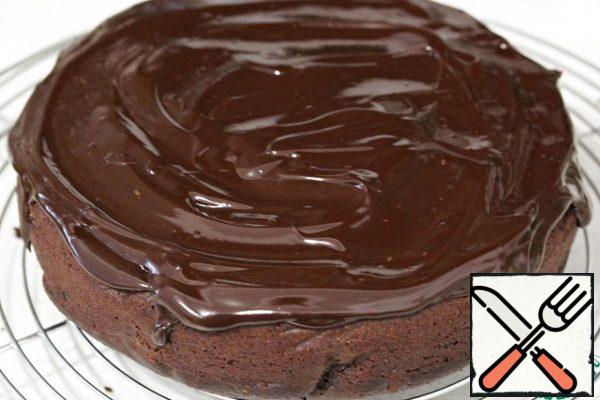 Cover the cake with icing.
If desired, you can decorate the cake. I the edges, sprinkle it with crumbs from cut off tops, and mid – silver canturina. This is the dessert we had for our next wedding anniversary)
No worse than a cake, I'll tell you, so if you like chocolate pastries – I recommend it.

