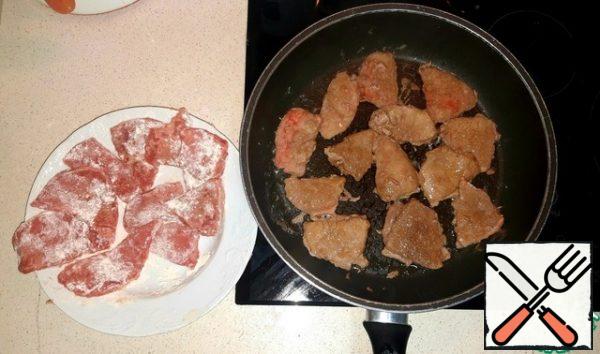 Large plates of fillet cut into smaller pieces of triangular or rectangular shape. Small ones are left as is. Roll the meat in flour and lightly "seal" it in olive oil until it turns gray-brown, but without a crust. Putting it aside.