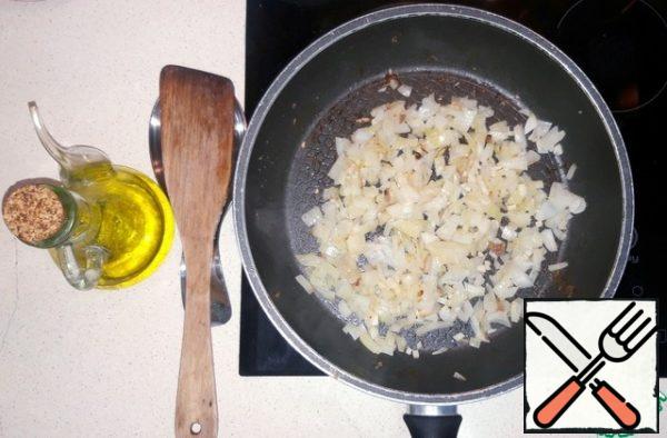 In the same bowl where the meat was fried, add oil and fry finely chopped garlic and onions (I came across a feisty copy, so I cut through tears and it turned out larger than desired).