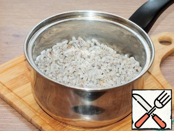 Wash the pearl barley and fill it with water and leave it overnight. The next day, wash the pearl barley and boil it in salted water until it is half cooked.
