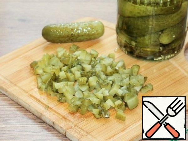 In a saucepan, put the pickled cucumbers cut into small cubes and the soup dressing. Add cucumber brine, pepper and Bay leaf to taste. Taste for salt and cook on low heat for 10 minutes.
Then remove the soup from the heat and let it brew for 20 minutes under the lid. And do not forget to remove the Bay leaf.