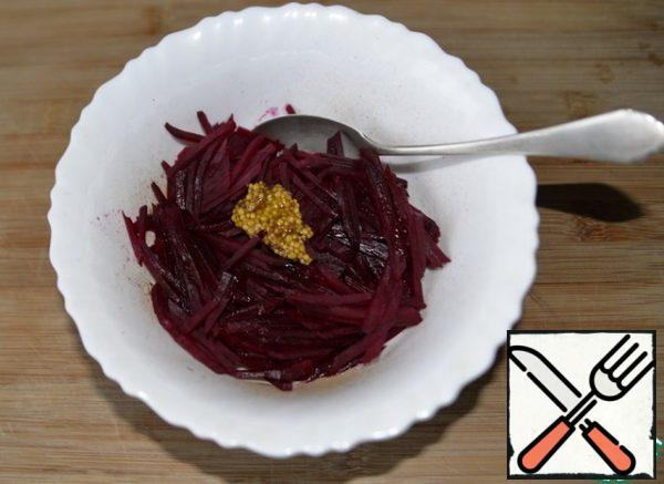 We prepare beets in any way convenient for you. I offer an option from the series "I want to quickly and immediately". Beets cut into thin strips or three on a grater for Korean carrots. Put in a bowl, add 2 tablespoons of water, cover with a lid, put in the microwave. We cook for 3+2 minutes at maximum power (I have 800 W). Next, sprinkle the hot beets with balsamic vinegar, put mustard.
