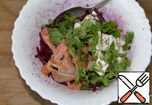 Carefully mix the cooled beetroot, salmon, feta, add chopped parsley, pepper mixture.