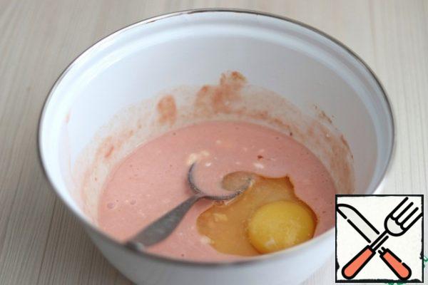 Add 150 ml of milk to the bowl. Heat the milk slightly, add sugar (50 gr.), add 5 gr. granulated yeast, add a couple of spoons of flour. Stir the mixture and put it in a warm place to dissolve the yeast. After a certain time, a cap of small bubbles forms on the surface. The dough is ready. Next, add the egg (1 PC.), add 1 pinch of salt, add 1 tablespoon of sour cream and 1 teaspoon of vanilla sugar. Beat the mixture with a whisk.