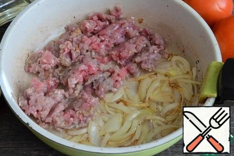 Add the minced meat, fry until half cooked, 3 minutes, medium heat.