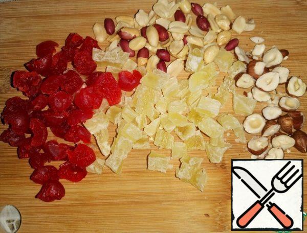 Cupcake products.
* Take candied fruits and nuts according to your taste preferences. Cut the cherries and pineapple and chop the nuts.