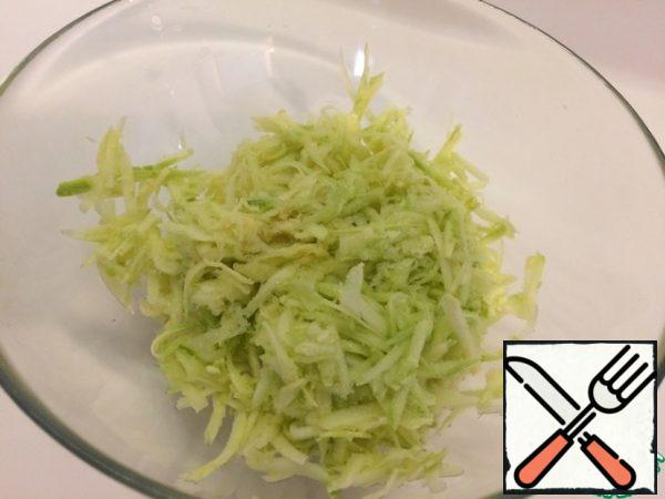 The number of ingredients is given on the form 18*18. We take all the vegetables of medium size, wash them, and clean them. If the zucchini skin is thin, then RUB it together with it on a large grater. A little salt and set aside (it should let the juice).