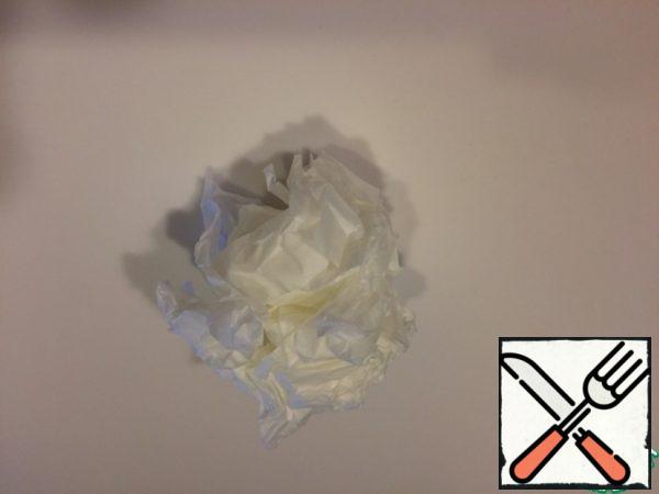 Under the size of our form, we cut off the baking paper and crumple it into a ball with our hands. This is necessary for its softness and maximum filling of the form with paper.