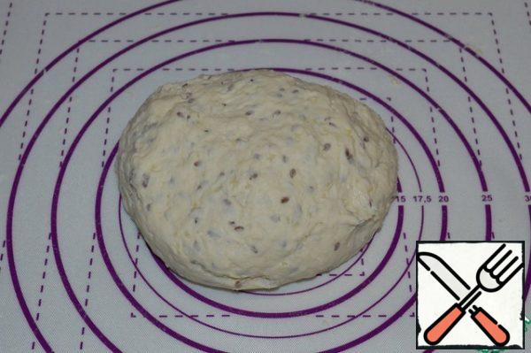 In a bowl, add the flour, dry yeast, salt, sugar, flax seeds and cooled millet porridge, and mix. Gradually pour in warm water and knead until smooth. Put the dough on the table and knead for 5 minutes.