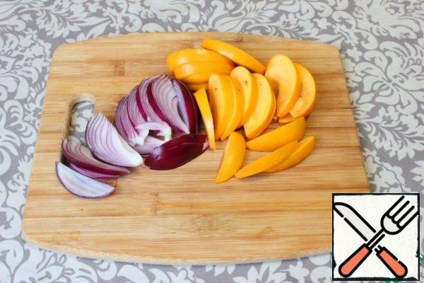 For cooking, a slightly unripe persimmon is best. It should be dense and firm. Wash persimmon, then cut into neat slices.
I peel the red onion from the husk and cut it lengthwise into thin pieces.