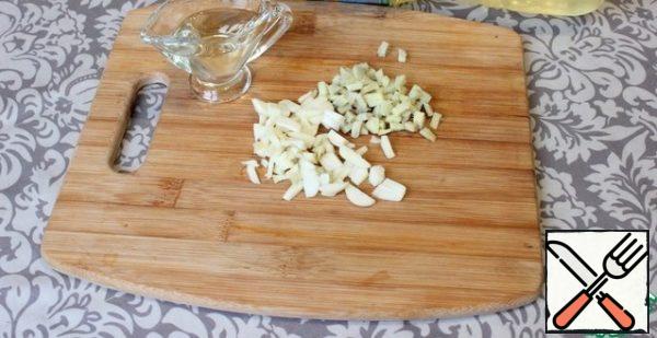 I chop garlic. I peel the ginger and cut it into small pieces.