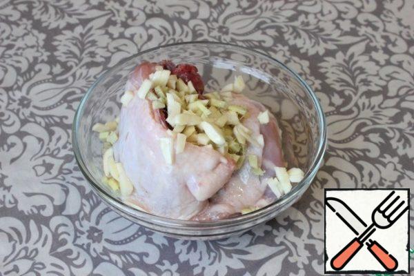 I put the chicken thighs in a deep bowl. Add crushed garlic and ginger. I pour in the vegetable oil. Salt to taste (I added 1/4 tsp salt).
Mix thoroughly, rubbing garlic, ginger and oil into the chicken.