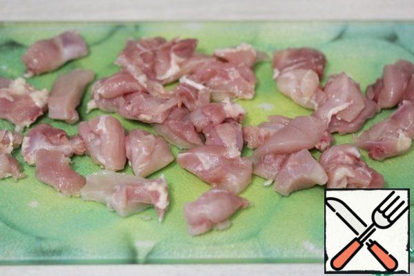 Cut the thigh fillet into small pieces (cut off the fat if possible).