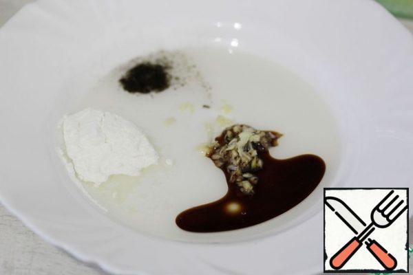 In a bowl, pour 2 tablespoons of vegetable oil. Add starch, soy sauce, pepper (I have black instead of red) and garlic, grated on a fine grater or passed through a press.
Stir.
