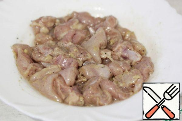 Put the chicken pieces in this mixture, mix well and leave to marinate for 15-20 minutes.