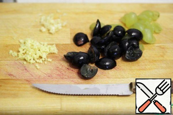 While the chicken is marinating, cut the grapes into halves and finely chop the garlic and ginger. The amount of garlic and ginger should be about the same, so I specify their volume, not weight.