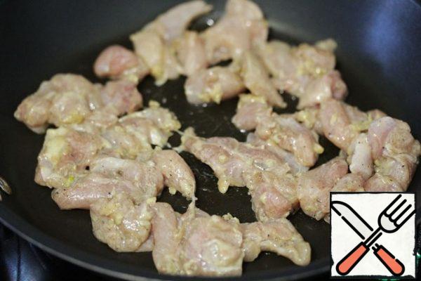 Then heat the pan and put the chicken pieces in it.