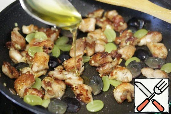 Add the halves of the grapes, pour in the honey and soy sauce, stir and cook for another 30-60 seconds.