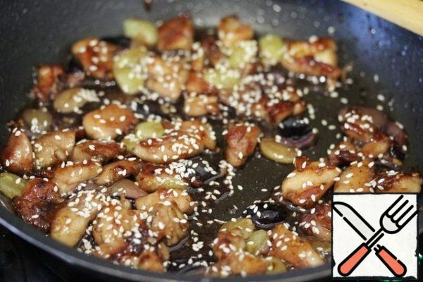 Sprinkle the chicken with sesame seeds and serve immediately.
I recommend serving rice as a side dish, it perfectly sets off the taste of chicken with grapes.
