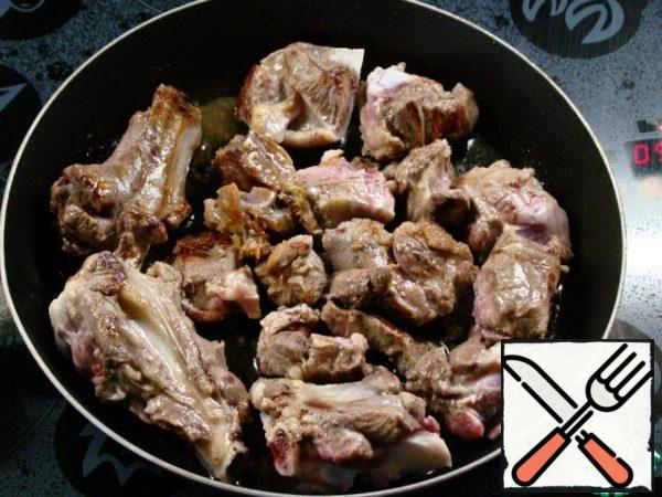 Heat the pan and pour in 2 tablespoons of vegetable oil. Fry the lamb on all sides, until Golden brown and transfer to a saucepan or cauldron.
