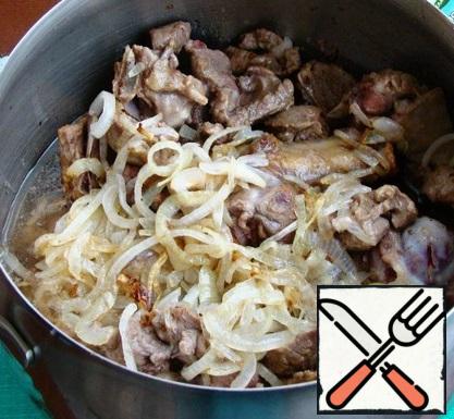 Put the onion in a saucepan with the lamb and pour in the beer. Bring to a boil and reduce the heat to simmer for about 50 minutes.