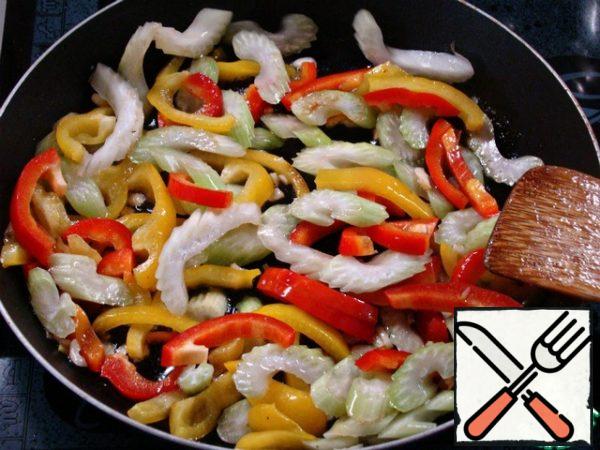 Add 2 tablespoons of oil to the pan and fry the vegetables until Golden brown.