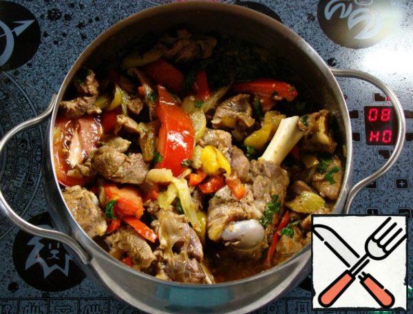 Stir and simmer for another 10 minutes. How this dish turns out to be bright, beautiful and appetizing can be seen even in a saucepan.
