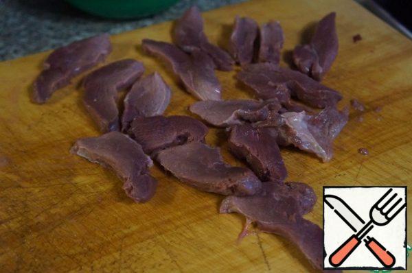 Cut the breast crosswise into pieces about 5 mm thick.