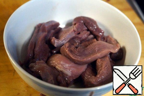 Put in any container, add salt and pepper, add oil, mix, let marinate for half an hour.