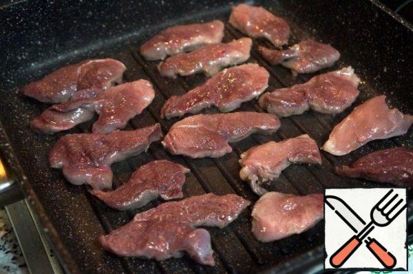 Preheat the grill pan and lay out the breast.
