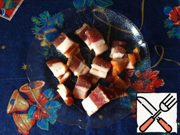 Cut the bacon into small slices.
