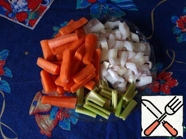 Carrot and celery cut into pieces 4-5 cm long, onion - medium cube, garlic - coarsely chopped.