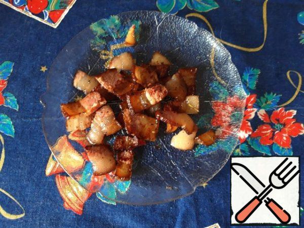 Heat the vegetable oil in a frying pan, quickly fry the bacon until golden brown, then transfer to a plate.