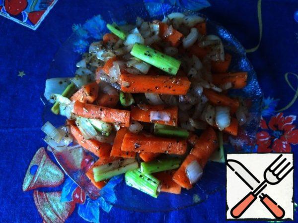 In a frying pan in the resulting juice, fry the chicken legs until golden brown, transfer to a plate. Put the chopped vegetables and garlic in a frying pan, season well with Provencal herbs, stir and fry for 4-5 minutes.