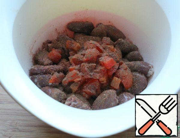 If necessary, treat the hearts (clear the ducts).
Cut the tomato into cubes.
Put the hearts, all the spices, and salt in the bowl.