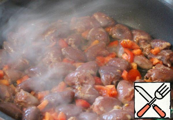 Heat the pan, spread the hearts with marinade, add a few rings of chili pepper, a chopped clove of garlic and fry on a very high heat for 5 minutes until browned-do not reduce the fire.