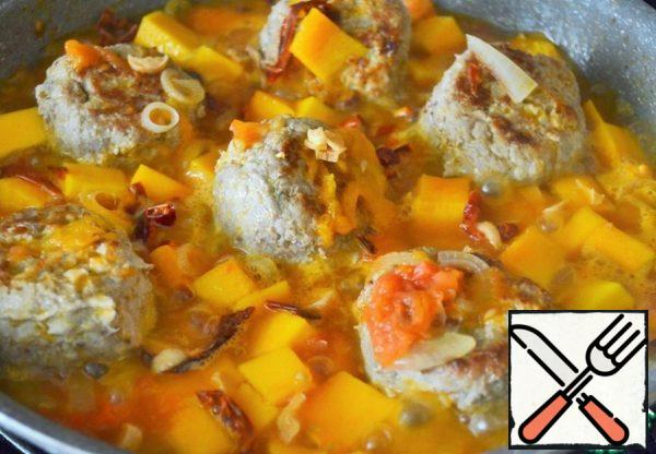 Add the dried bell pepper and garlic and simmer for another 5 minutes.