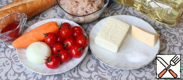 I take out all the necessary products and put them on the table.
I will use sunflower oil to fry the minced meat.
I took a small baguette (about 40 cm in length).
