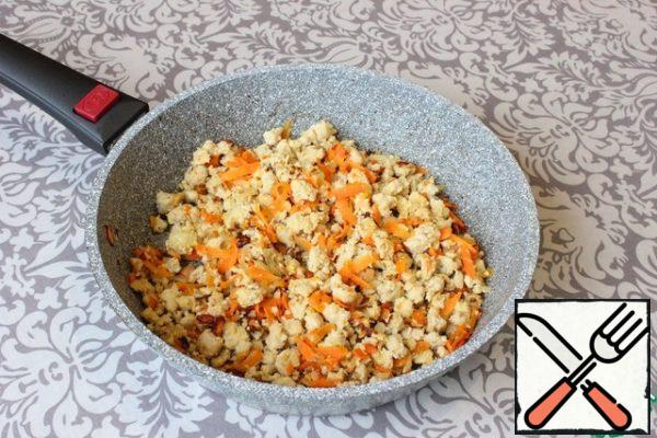 I pour sunflower oil into a preheated frying pan. I put minced meat. Add grated on a coarse grater carrots and chopped onion. Fry over medium heat until the minced meat is ready.