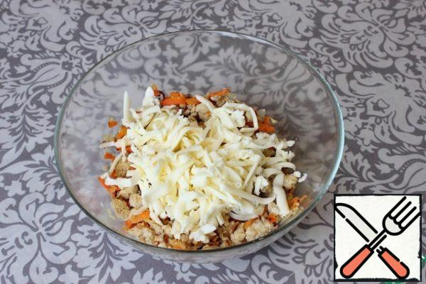 I put the roast in a deep dish. Cool it down a little.
Then add salt and grated melted cheese. Stir.