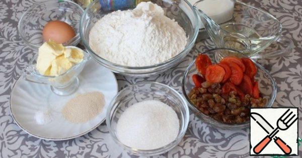 I take out all the products in advance and measure them out.
For kneading the dough I will use sunflower oil.