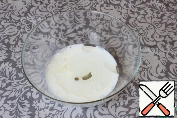 In a deep bowl, pour the egg white (the yolk is removed to the refrigerator). I pour in sunflower oil, add salt and sugar. I heat the milk a little and also pour it into a bowl.
Mix the ingredients until smooth.