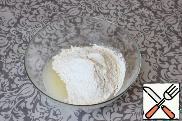 I mix the flour in advance with fast-acting yeast. Gradually pour the flour into the liquid mixture and begin to knead the dough.