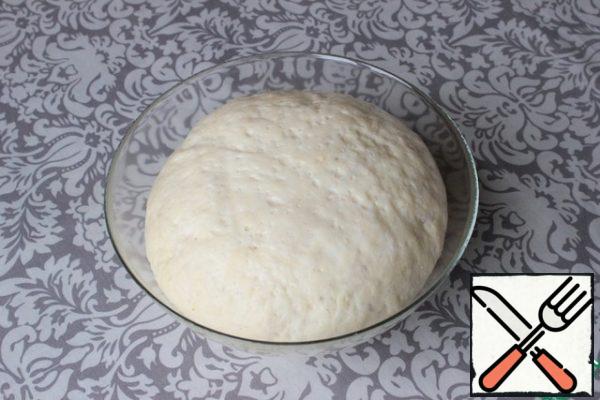 I transfer the finished dough to a clean bowl, tighten the top with cling film. I put in a warm place "approach".
The dough should increase in volume at least 2 times.