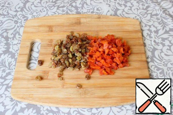 Raisins and dried apricots are thoroughly washed and dried. I cut dried apricots into small pieces.