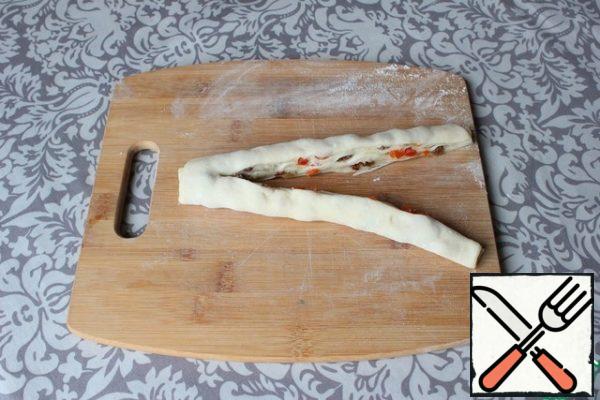 I roll the dough into a roll (on the long side). With a knife, I make a cut in the middle (but not to the end).